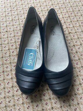 NWT - White Mountain Cliffs Black Flats Size 10